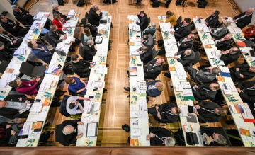 Blick von oben auf die Teilnehmer an langen Tischen beim Auftakt der Beratungen der Synodalversammlung am 31. Januar 2020 im Dominikanerkloster in Frankfurt.