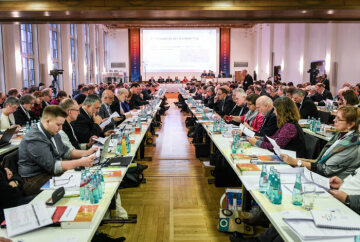Teilnehmer an langen Tischen beim Auftakt der Beratungen der Synodalversammlung am 31. Januar 2020 im Dominikanerkloster in Frankfurt.