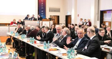 Teilnehmer sprechen miteinander beim Auftakt der Beratungen der Synodalversammlung am 31. Januar 2020 im Dominikanerkloster in Frankfurt.