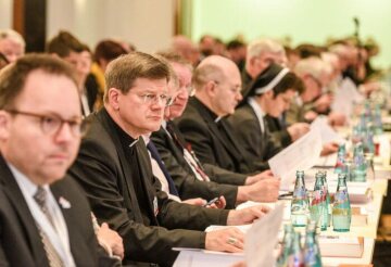 Teilnehmer beim Auftakt der Beratungen der Synodalversammlung am 31. Januar 2020 im Dominikanerkloster in Frankfurt. Unter ihnen ist Stephan Burger (2.v.l.), Erzbischof von Freiburg.