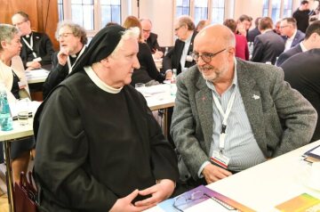 Schwester Philippa Rath, Benediktinerin der Abtei Sankt Hildegard in Rüdesheim-Eibingen, und Winfried Quecke, Mitglied im Zentralkomitees der deutschen Katholiken (ZdK), sprechen miteinander beim Auftakt der Beratungen der Synodalversammlung am 31. Januar 2020 im Dominikanerkloster in Frankfurt.