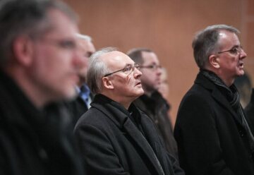 Rudolf Voderholzer (m.), Bischof von Regensburg, beim Gottesdienst während der Synodalversammlung am 31. Januar 2020 im Frankfurter Dom Sankt Bartholomäus.