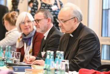 Rudolf Voderholzer (r.), Bischof von Regensburg, beim Auftakt der Beratungen der Synodalversammlung am 31. Januar 2020 im Dominikanerkloster in Frankfurt.