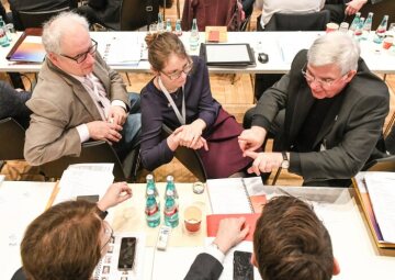 Teilnehmer im Gespräch beim Auftakt der Beratungen der Synodalversammlung am 31. Januar 2020 im Dominikanerkloster in Frankfurt. Unter ihnen ist Karlheinz Diez (r.), Weihbischof in Fulda.