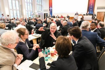 Teilnehmer im Gespräch beim Auftakt der Beratungen der Synodalversammlung am 31. Januar 2020 im Dominikanerkloster in Frankfurt. Unter ihnen ist Karlheinz Diez (m.), Weihbischof in Fulda.