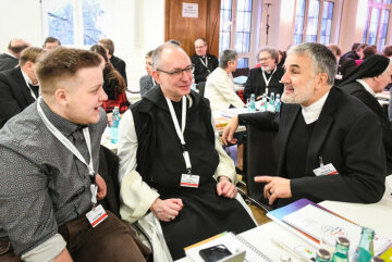 Teilnehmer im Gespräch beim Auftakt der Beratungen der Synodalversammlung am 31. Januar 2020 im Dominikanerkloster in Frankfurt. Unter ihnen ist Thomas Maria Renz (r.), Weihbischof in Rottenburg-Stuttgart.