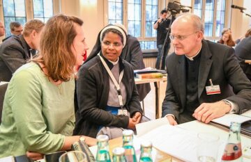 Franz-Josef Overbeck, Bischof von Essen, im Gespräch mit Teilnehmerinnen beim Auftakt der Beratungen der Synodalversammlung am 31. Januar 2020 im Dominikanerkloster in Frankfurt.