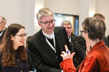Peter Kohlgraf, Bischof von Mainz, im Gespräch mit Teilnehmerinnen beim Auftakt der Beratungen der Synodalversammlung am 31. Januar 2020 im Dominikanerkloster in Frankfurt.