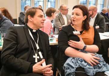 Stefan Oster, Bischof von Passau, im Gespräch mit einer Teilnehmerin beim Auftakt der Beratungen der Synodalversammlung am 31. Januar 2020 im Dominikanerkloster in Frankfurt.