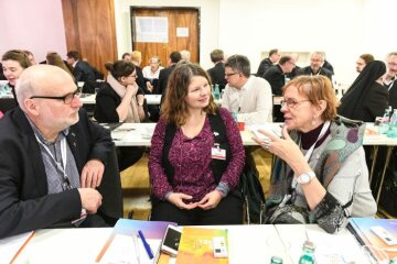 Teilnehmer im Gespräch beim Auftakt der Beratungen der Synodalversammlung am 31. Januar 2020 im Dominikanerkloster in Frankfurt.