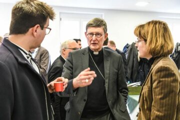 Kardinal Rainer Maria Woelki, Erzbischof von Köln, im Gespräch mit Teilnehmern bei den Beratungen der Synodalversammlung am 31. Januar 2020 im Dominikanerkloster in Frankfurt.