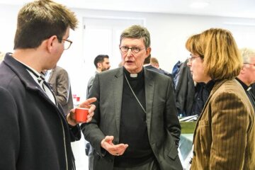 Kardinal Rainer Maria Woelki, Erzbischof von Köln, im Gespräch mit Teilnehmern bei den Beratungen der Synodalversammlung am 31. Januar 2020 im Dominikanerkloster in Frankfurt.