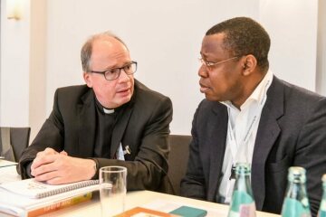 Stephan Ackermann, Bischof von Trier, im Gespräch mit einem Teilnehmer bei den Beratungen der Synodalversammlung am 31. Januar 2020 im Dominikanerkloster in Frankfurt.