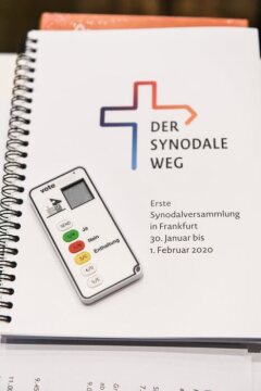 Ein Heft mit dem Logo des Synodalen Weges, darauf ein Gerät, mit dem man elektronisch abstimmen kann, bei den Beratungen der Synodalversammlung am 31. Januar 2020 im Dominikanerkloster in Frankfurt.