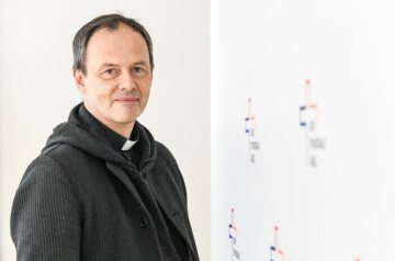 Bernd Hagenkord, Theologe und GeistlicherBegleiter des Synodalen Weges, am 31. Januar 2020 in Frankfurt bei der Synodalversammlung an einer Stellwand mit dem Logo des Synodalen Weges.