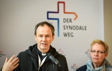 Bernd Hagenkord und Maria Boxberg, beide Theologen und Geistliche Begleiter des Synodalen Weges, am 31. Januar 2020 bei der Synodalversammlung in Frankfurt.