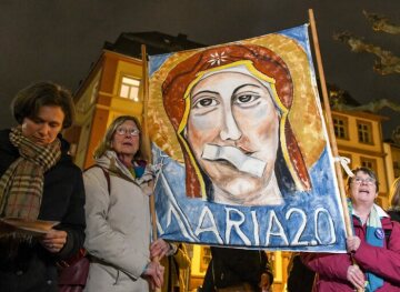 Frauen halten ein Plakat mit einem Bild der Muttergottes und der Aufschrift "Maria 2.0" vor dem Frankfurter Dom bei einer Nachtwache der Initiative Maria 2.0 während der Synodalversammlung am 31. Januar 2020 in Frankfurt.