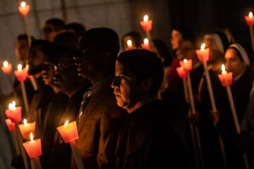 Geistliche, darunter Ordensschwestern, halten Kerzen am Vorabend zu Mariä Lichtmess während einer Messe mit Papst Franziskus zum Welttag des geweihten Lebens am 1. Februar 2020 im Petersdom im Vatikan.