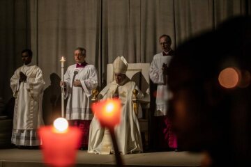 Geistliche, darunter Ordensschwestern, halten Kerzen am Vorabend zu Mariä Lichtmess während einer Messe mit Papst Franziskus zum Welttag des geweihten Lebens am 1. Februar 2020 im Petersdom im Vatikan.