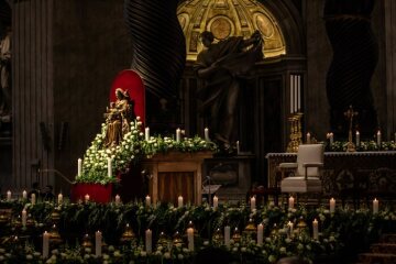 Der mit Kerzen geschmückte Altarraum am Vorabend zu Mariä Lichtmess vor einer Messe mit Papst Franziskus zum Welttag des geweihten Lebens am 1. Februar 2020 im Petersdom im Vatikan.