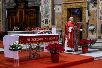 Kardinal Fernando Filoni am Ambo bei der Messe anlässlich seiner Einführung als Kardinal-Großmeister des Ritterordens vom Heiligen Grab zu Jerusalem am 1. Februar 2020 in der Kirche Santo Spirito in Sassia in Rom.
