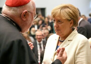 Kardinal Reinhard Marx, Vorsitzender der Deutschen Bischofskonferenz (DBK), im Gespräch mit Bundeskanzlerin Angela Merkel während des Sankt Michael-Empfanges in der Katholischen Akademie in Berlin am 27. September 2016.