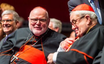 Kardinal Reinhard Marx (l.), Vorsitzender der Deutschen Bischofskonferenz (DBK), und Kardinal Karl Lehmann, Bischof von Mainz, beim Festakt zum 80. Geburtstag von Karl Lehmann am 16. Mai 2016 in der Mainzer Rheingoldhalle.