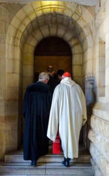 Heinrich Bedford-Strohm (l.), Ratsvorsitzender der Evangelischen Kirche in Deutschland (EKD), und Kardinal Reinhard Marx (l.), Vorsitzender der Deutschen Bischofskonferenz (DBK), am 22. Oktober 2016 in der Dormitio-Basilika in Jerusalem.