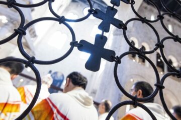 Geistliche hinter einem Gitter während eines Gottesdienstes am 22. Februar 2020 in der Kathedrale von Bari im Zuge der Konferenz der Italienischen Bischofskonferenz (CEI) und Kirchenvertretern aus dem Mittelmeerraum unter dem Motto "Mittelmeer - Grenze des Friedens".
