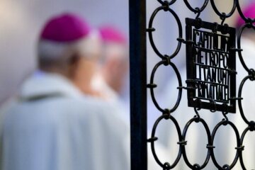 Bischöfe hinter einem Gitter während eines Gottesdienstes am 22. Februar 2020 in der Kathedrale von Bari im Zuge der Konferenz der Italienischen Bischofskonferenz (CEI) und Kirchenvertretern aus dem Mittelmeerraum unter dem Motto "Mittelmeer - Grenze des Friedens".