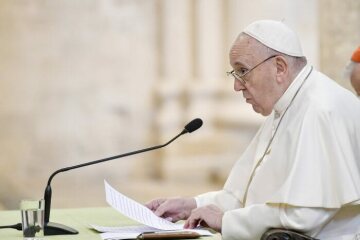 Papst Franziskus spricht in der Basilika San Nicola in Bari am 23. Februar 2020 im Zuge der Konferenz der Italienischen Bischofskonferenz (CEI) und Kirchenvertretern aus dem Mittelmeerraum unter dem Motto "Mittelmeer - Grenze des Friedens".