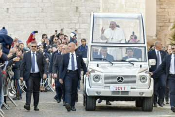 Papst Franziskus fährt mit dem Papamobil durch die Straßen von Bari am 23. Februar 2020 im Zuge der Konferenz der Italienischen Bischofskonferenz (CEI) und Kirchenvertretern aus dem Mittelmeerraum unter dem Motto "Mittelmeer - Grenze des Friedens".