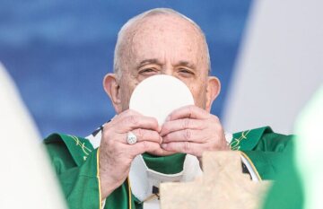 Papst Franziskus feiert die Eucharistie bei einem Gottesdienst unter freiem Himmel am 23. Februar 2020 in Bari im Zuge der Konferenz der Italienischen Bischofskonferenz (CEI) und Kirchenvertretern aus dem Mittelmeerraum unter dem Motto "Mittelmeer - Grenze des Friedens".