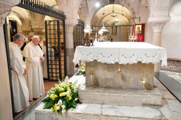 Papst Franziskus betet am Grab des heiligen Nikolaus in der Basilika San Nicola in Bari am 23. Februar 2020.