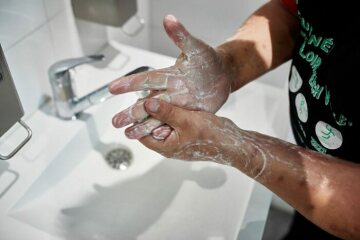 Ein Mann wäscht sich die Hände im Hygienecenter am 6. September 2018 in Berlin.