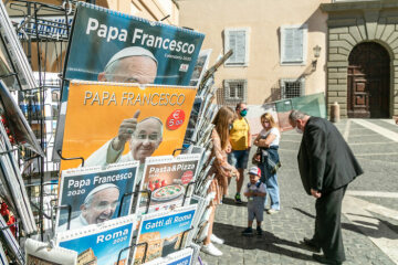 Der Apostolische Palast und die Gärten der Päpstlichen Villen von Castel Gandolfo sind am 6. Juni 2020 nach der Schließung aufgrund der Corona-Pandemie wieder geöffnet. An dem Verkaufsständer eines Souvenirgeschäfts werden Kalender mit Bildern von Papst Franziskus angeboten.