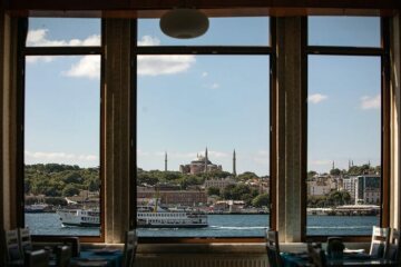 Blick durch ein Fenster auf die Hagia Sophia in Istanbul am 17. Juli 2020.