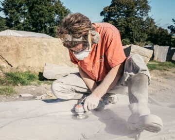 Goulven Jaouen, Bildhauer im "Tal der Heiligen", arbeitet an einer Bank aus Granit am 9. September 2020 in Carnoet (Frankreich).