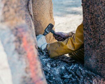 Ein Bildhauer im "Tal der Heiligen" arbeitet an einer Statue aus Granit am 9. September 2020 in Carnoet (Frankreich).