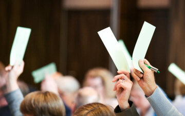 Mitglieder der Vollversammlung des Zentralkomitees der deutschen Katholiken (ZdK) halten Stimmzettel in die Höhe während der Vollversammlung des ZdK am 10. Mai 2019 in Mainz.