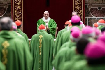 Blick durch die Reihen der Bischöfe und Kardinäle zu Papst Franziskus während der Messe zum Abschluss des Anti-Missbrauchsgipfels am 24. Februar 2019 im Vatikan.