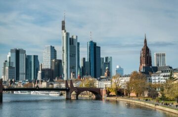 Innenstadt von Frankfurt mit dem Bankenviertel und dem Kaiserdom Sankt Bartholomäus (r.) am 15. November 2020 in Frankfurt.
