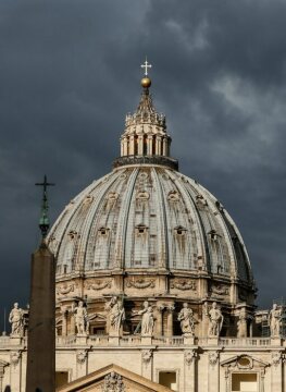 Dunkle Wolken über der Kuppel des Petersdoms am 9. Oktober 2017 im Vatikan.