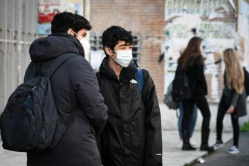 Schüler mit Masken stehen vor dem Schulgebäude nach der Wiedereröffnung des Gymnasiums Giulio Cesare am 18. Januar 2021 in Rom.