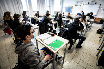 Schülerinnen und Schüler sitzten mit Masken in ihrem Klassenraum, nach der Wiedereröffnung des Gymnasiums Giulio Cesare am 18. Januar 2021 in Rom.