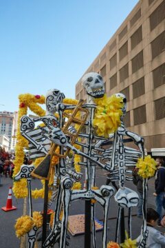 Mit gelben Papierblumen geschmückte Skelette aus Pappmaschee beim Straßenumzug am 26. Oktober 2017 in Austin (USA) zur Feier des Dia de los Muertos (dt. Tag der Toten).