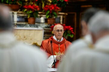 Messe anlässlich der Einführung von Fernando Filoni (m.) als Kardinal-Großmeister des Ritterordens vom Heiligen Grab zu Jerusalem am 1. Februar 2020 in der Kirche Santo Spirito in Sassia in Rom.