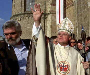 Reinhard Marx, Bischof von Trier, winkt den Gläubigen vor dem Dom nach seiner Amtseinführung am 1. April 2002 in Trier zu.