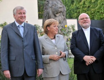Horst Seehofer (l.), Ministerpräsident von Bayern; Angela Merkel (m.), Bundeskanzlerin; und Reinhard Marx, Erzbischof von München und Freising, am 21. Juli 2009 in München.