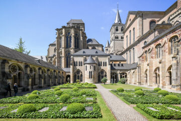 Die Liebfrauenkirche (l.) und der Dom Sankt Petrus am 15. Mai 2020 in Trier.